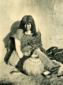 Indian woman at work in 1904- Brück & Sohn Kunstverlag (cropped)