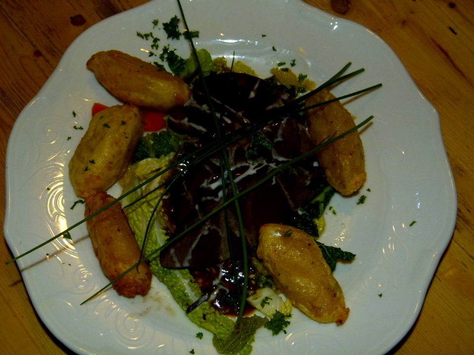 Hirschkeule mit Gemüse und Haselnusskrapfen