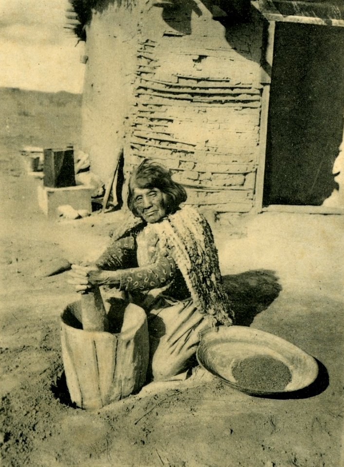 Indian woman Grinding Corn in 1904-Brück & Sohn Kunstverlag (cropped)