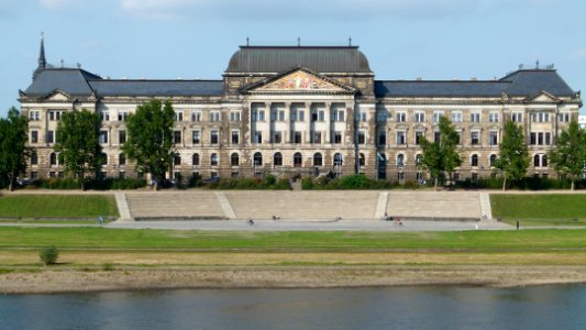 Finanzministerium Carolaplatz 1 in Dresden 1