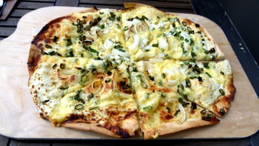 Flammkuchen mit Lauch und Zwiebeln