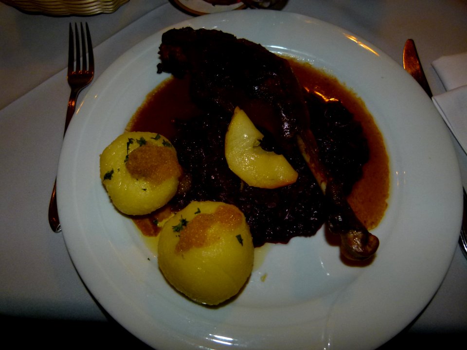 Gänsekeule mit Apfelrotkohl und Thüringer Klößen