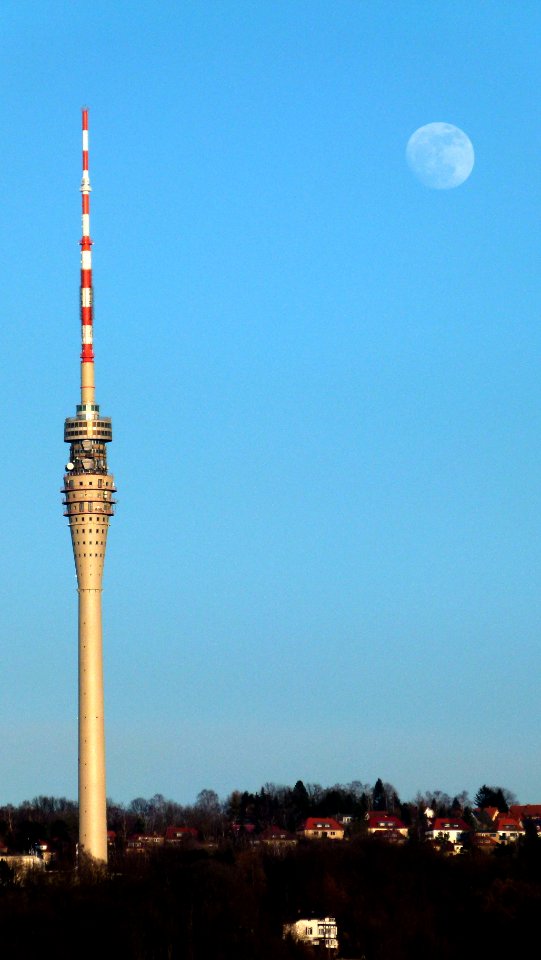 Fernsehturm Dresden mit Mond