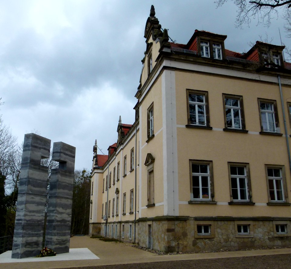 Gedenkkreuz Pirna-Sonnenstein 1 (cropped)