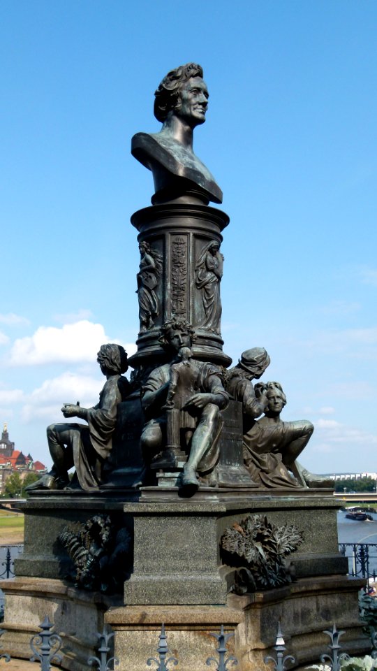 Ernst Rietschel-Denkmal in Dresden 3