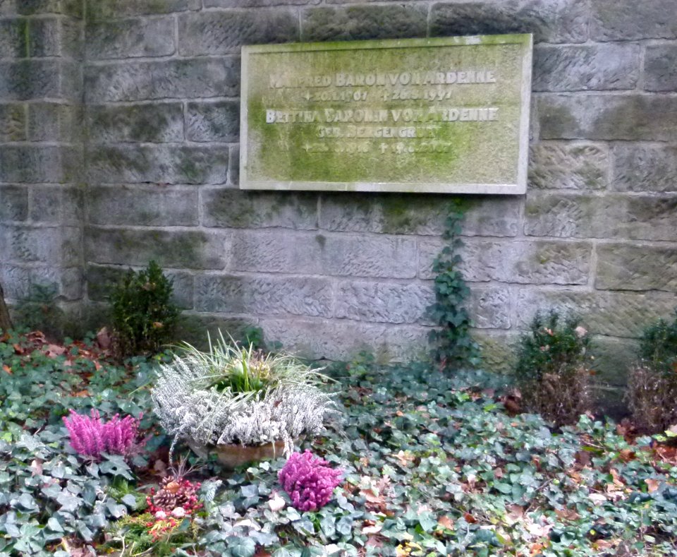 Grab Manfred von Ardenne Weißer Hirsch 1 (cropped)