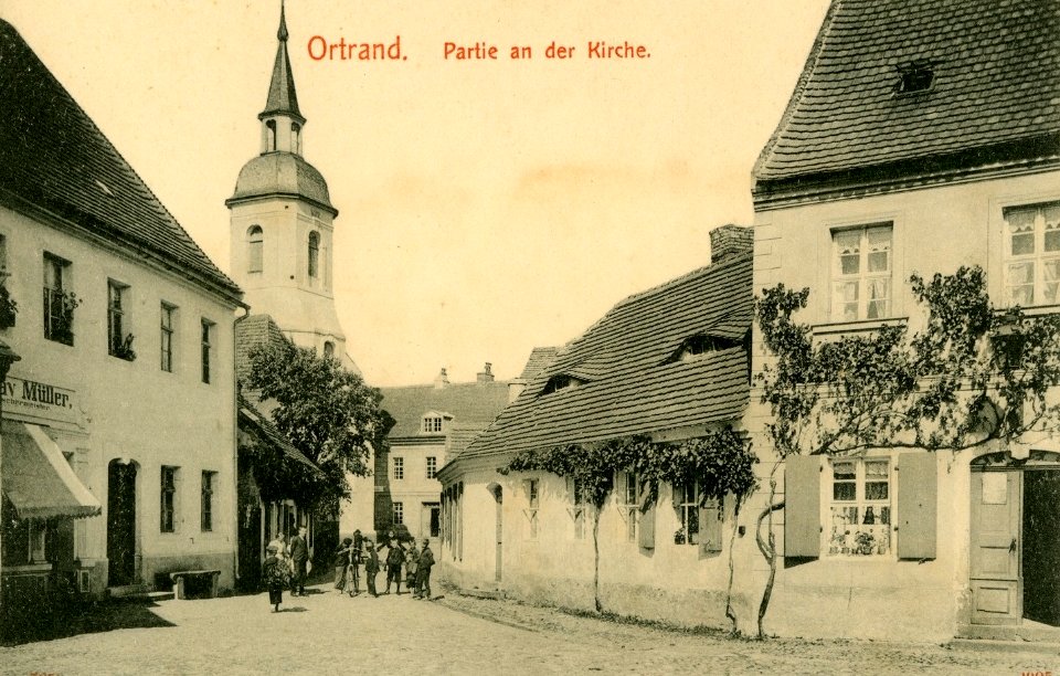 07059-Ortrand-1906-An der Kirche-Brück & Sohn Kunstverlag (cropped1)