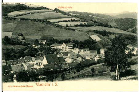06919-Glashütte-1906-Blick auf Glashütte, Volksschule-Brück & Sohn Kunstverlag