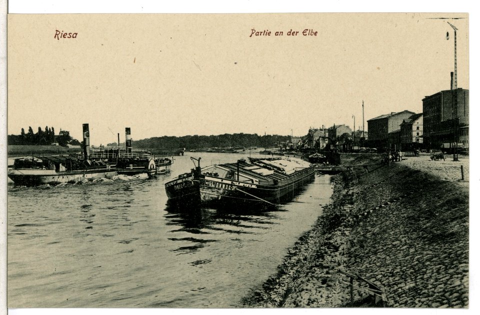 09535-Riesa-1908-Elbe mit Schlepper und Lastzillen-Brück & Sohn Kunstverlag