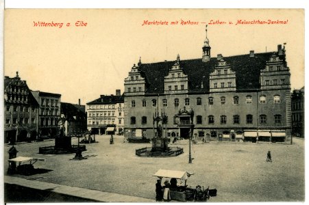 07977-Wittenberg-1906-Markt mit Rathaus, Luther- und Melanchthon-Denkmal-Brück & Sohn Kunstverlag