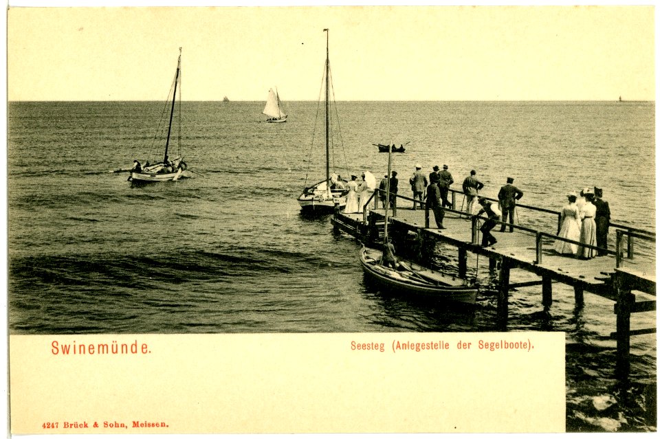 04247-Swinemünde-1903-Seesteg mit Menschen, Segelboote-Brück & Sohn Kunstverlag