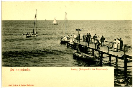 04247-Swinemünde-1903-Seesteg mit Menschen, Segelboote-Brück & Sohn Kunstverlag