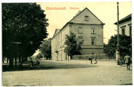 03729-Theresienstadt-1903-Rathaus, Schule-Brück & Sohn Kunstverlag