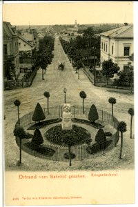 04869-Ortrand-1903-Blick vom Bahnhof auf das Kriegerdenkmal-Brück & Sohn Kunstverlag