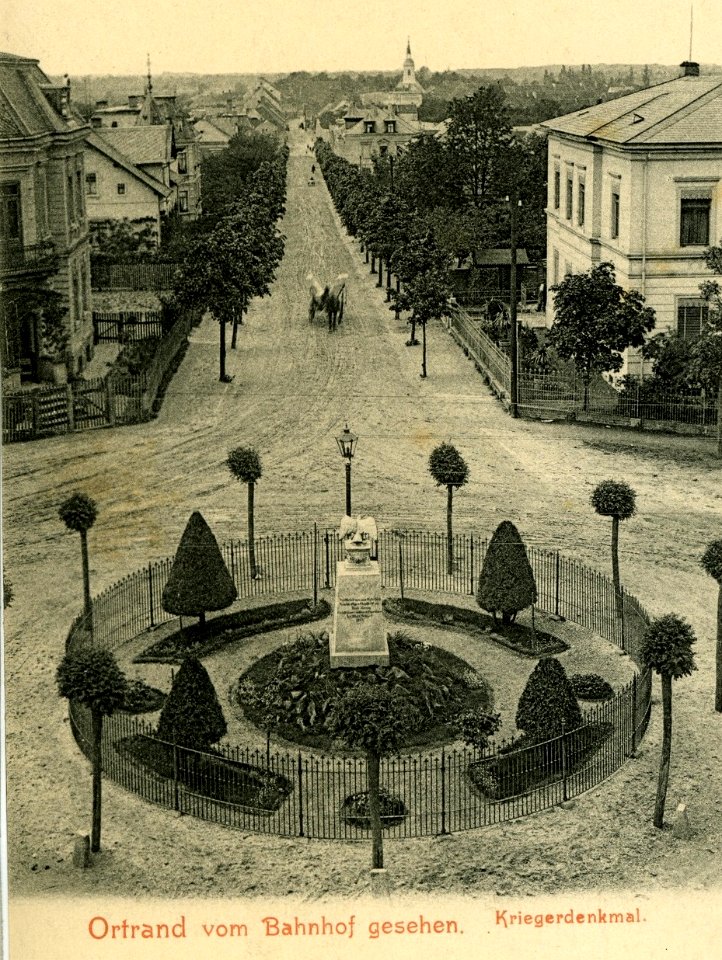 04869-Ortrand-1903-Blick vom Bahnhof auf das Kriegerdenkmal-Brück & Sohn Kunstverlag (cropped)
