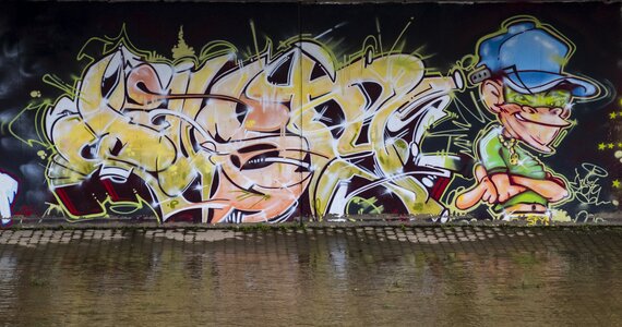 Hauswand colorful street art