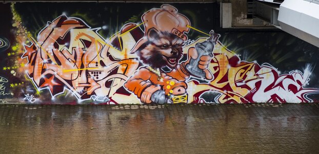 Hauswand colorful street art
