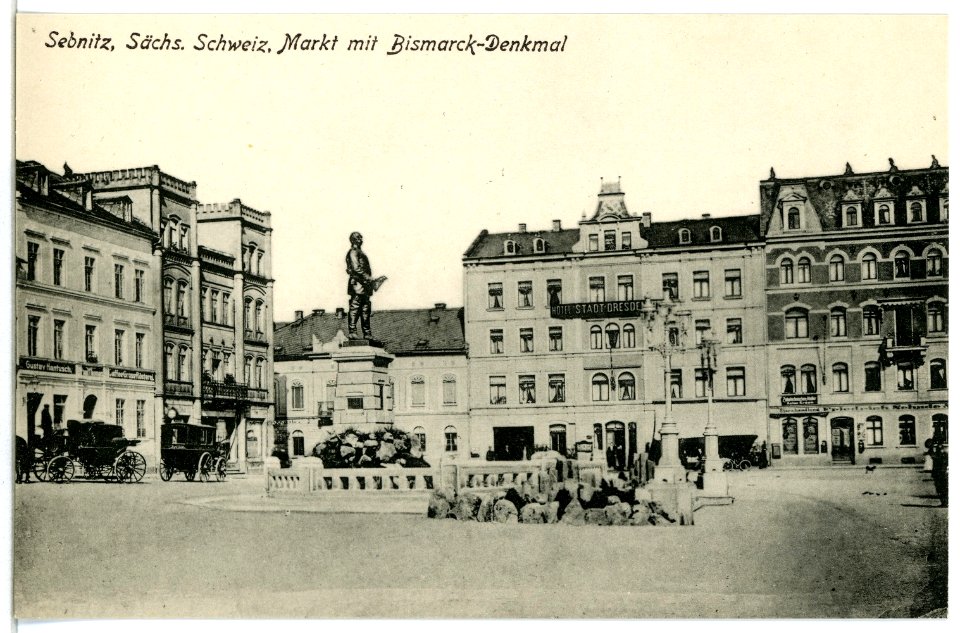 05715-Sebnitz-1905-Markt mit Bismarckdenkmal und Kutschen-Brück & Sohn Kunstverlag