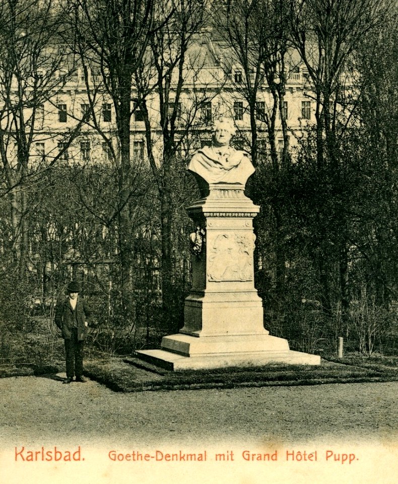 03341-Karlsbad-1903-Goethe-Denkmal mit Grandhotel Pupp-Brück & Sohn Kunstverlag (cropped)