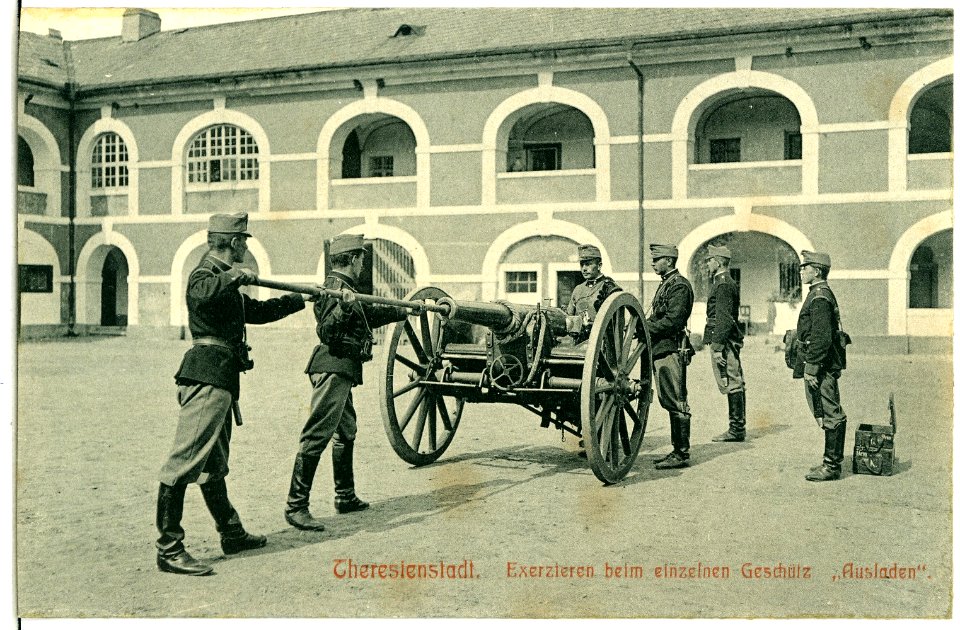 03775-Theresienstadt-1903-Exerzieren beim einzelnen Geschütz - Ausladen-Brück & Sohn Kunstverlag