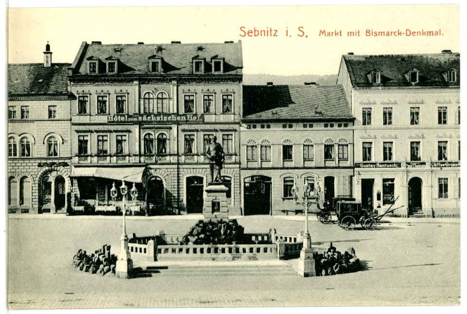 05714-Sebnitz-1905-Markt mit Bismarckdenkmal und Kutschen-Brück & Sohn Kunstverlag