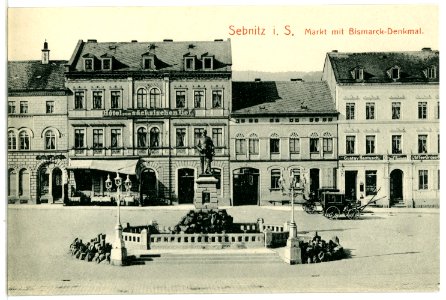 05714-Sebnitz-1905-Markt mit Bismarckdenkmal und Kutschen-Brück & Sohn Kunstverlag
