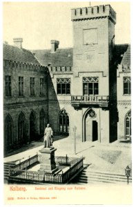 05939-Kolberg-1905-Denkmal und Eingang zum Rathaus-Brück & Sohn Kunstverlag
