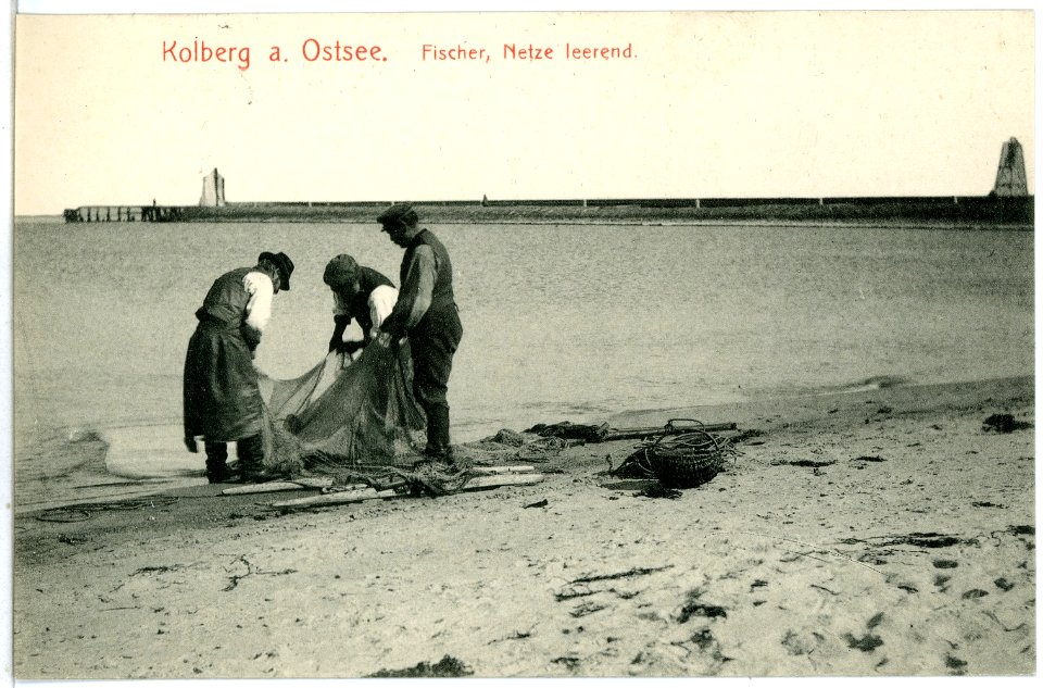 06185-Kolberg-1905-Fischer, Netze leerend an der Ostsee-Brück & Sohn Kunstverlag