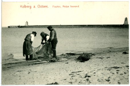 06185-Kolberg-1905-Fischer, Netze leerend an der Ostsee-Brück & Sohn Kunstverlag