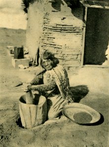 05614--1904-Indian woman Grinding Corn-Brück & Sohn Kunstverlag (cropped)