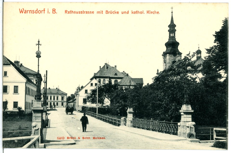 06469-Warnsdorf-1905-Rathausstraße mit Brücke und katholischer Kirche-Brück & Sohn Kunstverlag