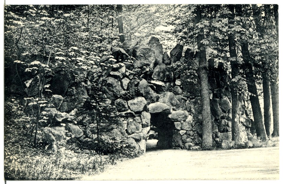 05219-Grünfeld-1904-Grotte im fürstlichen Park-Brück & Sohn Kunstverlag