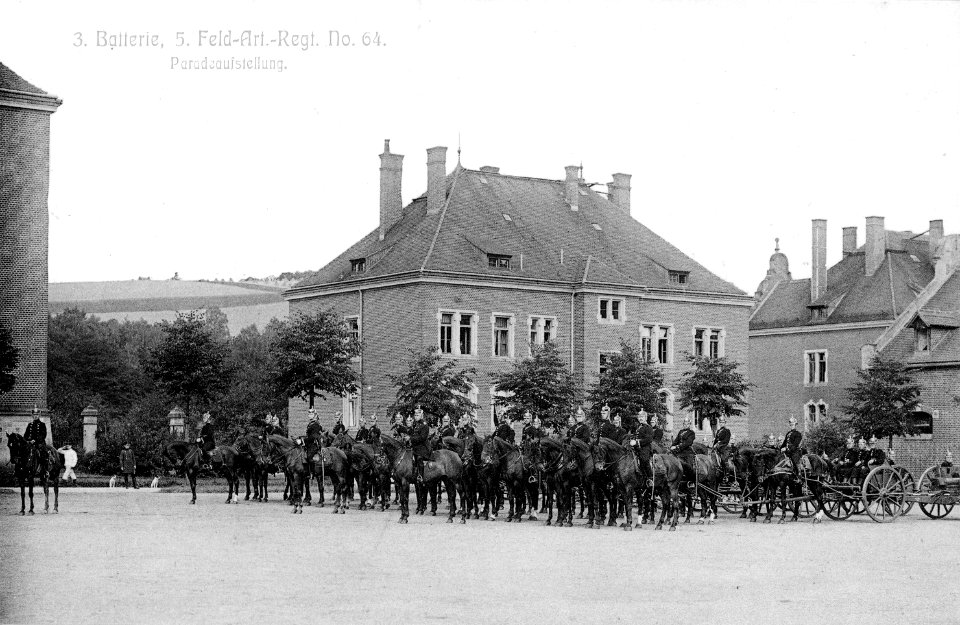 13749-Pirna-1912-3. Batterie 5. Feld-Artillerie-Regiment Nr. 64 - Paradeaufstellung-Brück & Sohn Kunstverlag