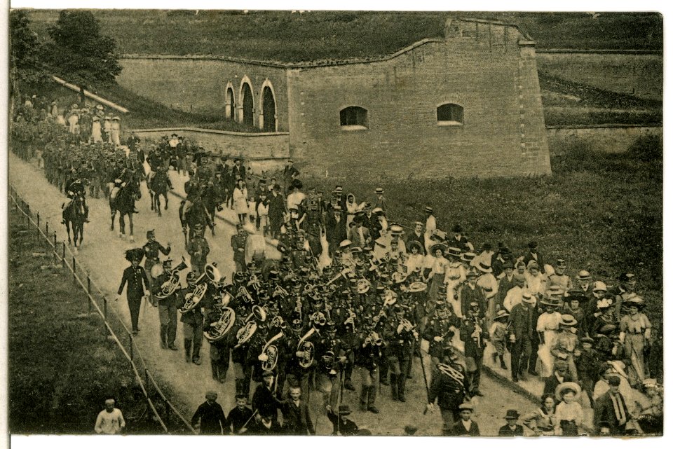 12815-Theresienstadt-1911-Einmarsch von der Übung des Regiments Nr. 42-Brück & Sohn Kunstverlag