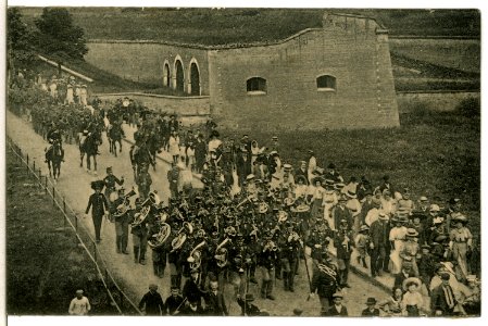 12815-Theresienstadt-1911-Einmarsch von der Übung des Regiments Nr. 42-Brück & Sohn Kunstverlag
