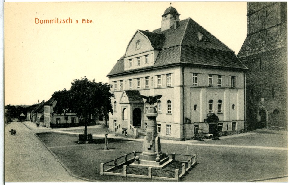 14957-Dommitzsch-1912-Rathaus mit Kriegerdenkmal-Brück & Sohn Kunstverlag