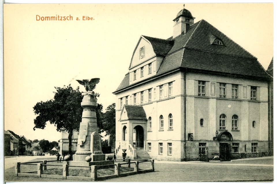 14955-Dommitzsch-1912-Rathaus und Kriegerdenkmal-Brück & Sohn Kunstverlag