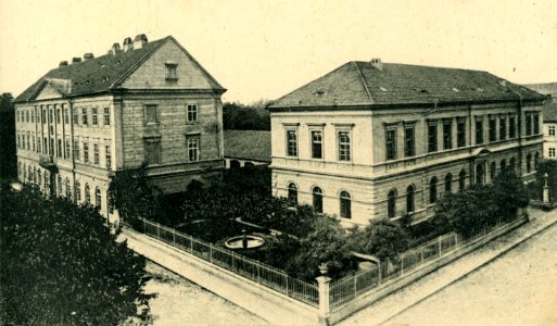 10695-Theresienstadt-1909-Rathaus - Schule-Brück & Sohn Kunstverlag (cropped)