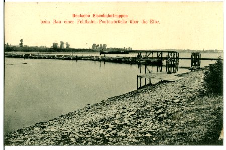 11108-Nünchritz-1910-Deutsche Eisenbahntruppen - Bau einer Feldbahn-Pontonbrücke über die Elbe-Brück & Sohn Kunstverlag