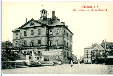 10739-Hainichen-1909-Rathaus und Kellerdenkmal-Brück & Sohn Kunstverlag