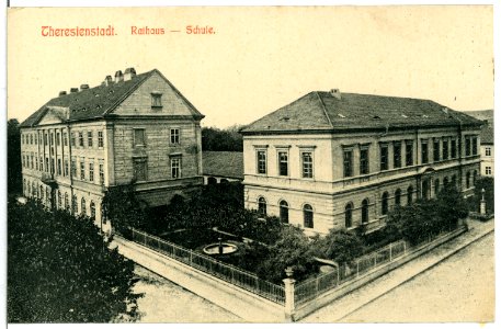 10695-Theresienstadt-1909-Rathaus - Schule-Brück & Sohn Kunstverlag