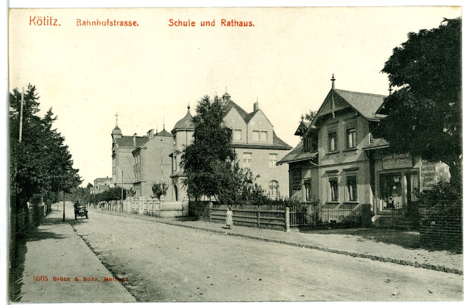 09505-Kötitz-1908-Bahnhofstraße mit Schule und Rathaus-Brück & Sohn Kunstverlag