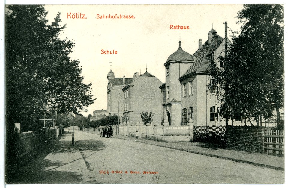 09504-Kötitz-1908-Bahnhofstraße mit Schule und Rathaus-Brück & Sohn Kunstverlag
