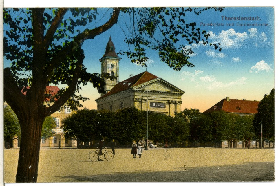 12744-Theresienstadt-1911-Paradeplatz und Garnisonskirche-Brück & Sohn Kunstverlag