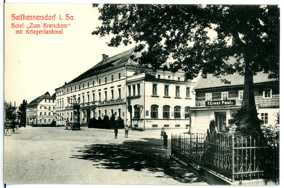 11198-Seifhennersdorf-1910-Hotel zum Kretscham mit Kriegerdenkmal-Brück & Sohn Kunstverlag
