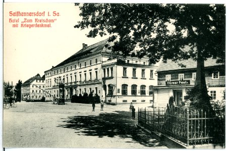 11198-Seifhennersdorf-1910-Hotel zum Kretscham mit Kriegerdenkmal-Brück & Sohn Kunstverlag