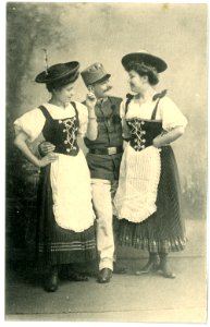 11243-Wien-1910-Soldat mit 2 Mädchen-Brück & Sohn Kunstverlag