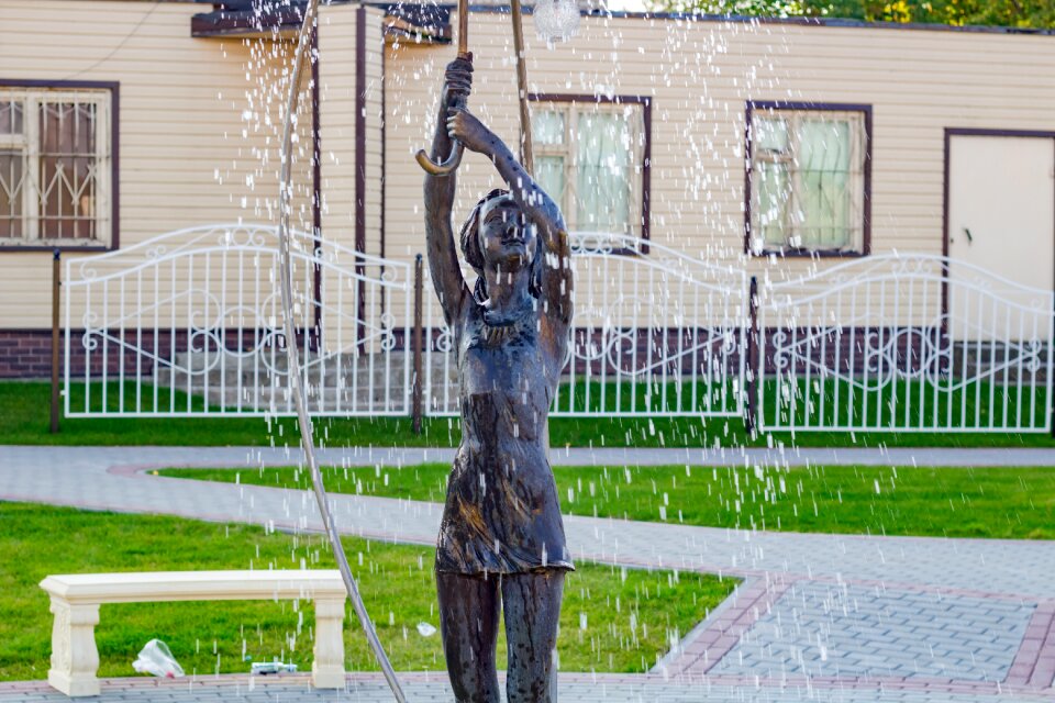 Fountain sculpture rain