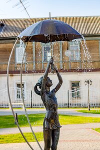 Fountain sculpture rain