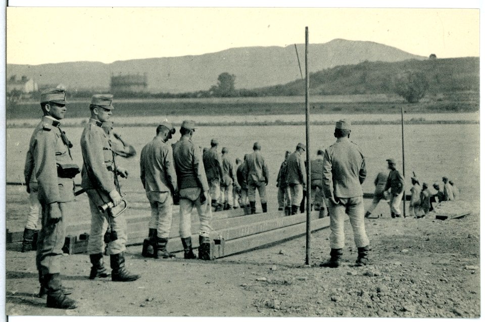 11369--1910-Arbeiten am Ufer vor dem Kriegsbrückenbau-Brück & Sohn Kunstverlag